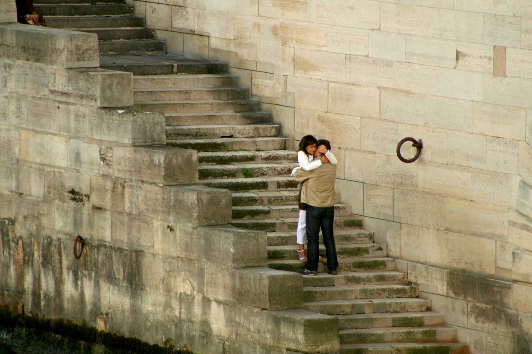 French-lovers-embracing-by-the-Seine