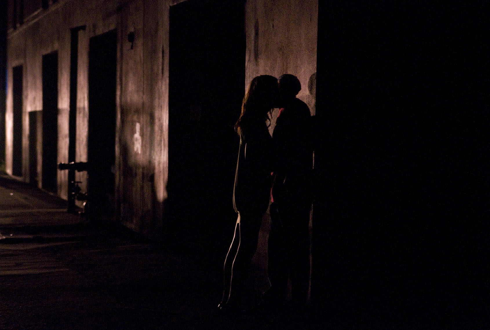 savannah-blackout-lovers-kissing-against-a-wall